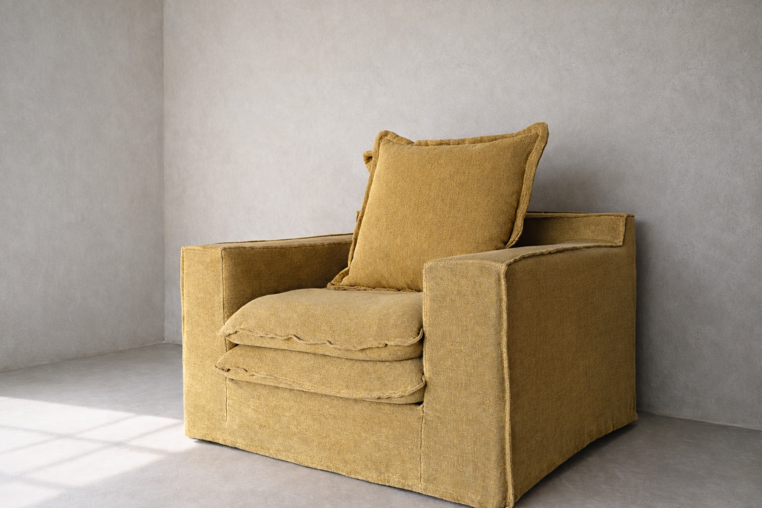 Wasini armchair upholstered in 100% linen with double-layer seat and structured arms.